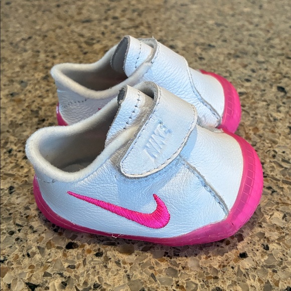 1C Nike Leather Crib Shoes with Velcro strap - Picture 3 of 7